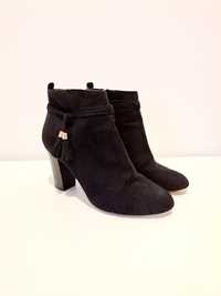 Botas pretas de salto alto