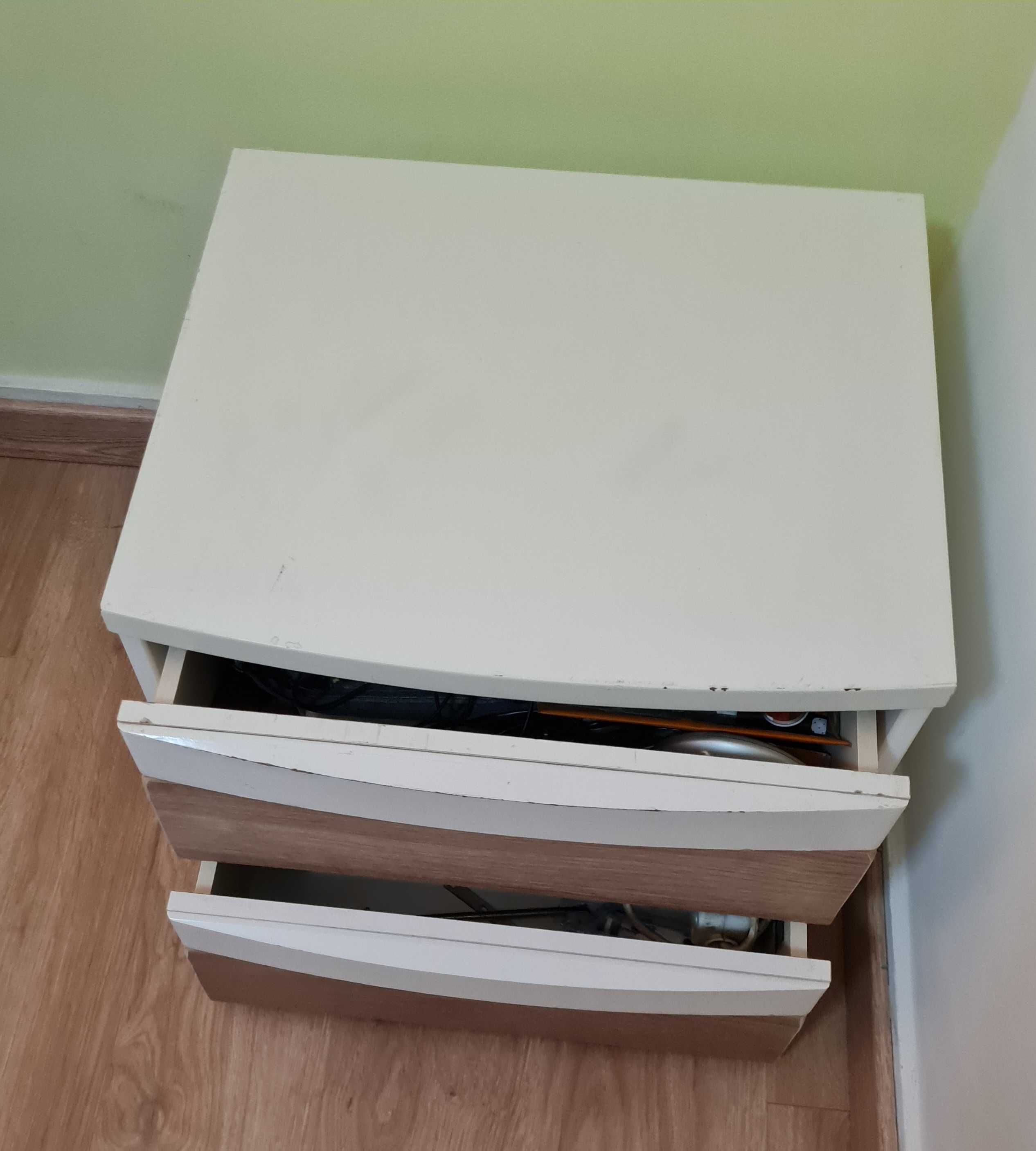 Móvel arquivo com persiana lacado a branco e mesa cabeceira.