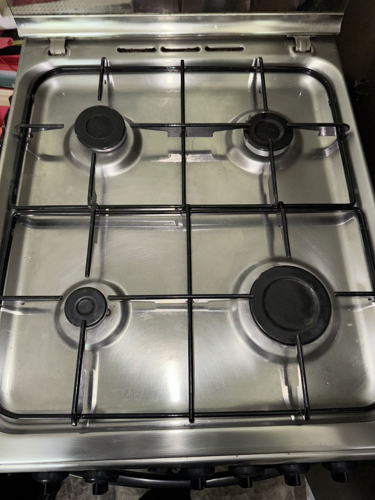 Fogão Indesit (forno + placa a gás) – como novo