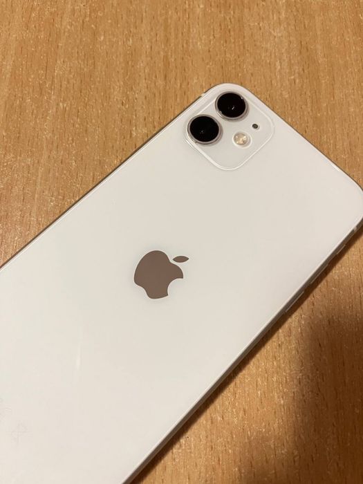 Продам айфон 11, білого кольору на 64ГБ! У хорошому стані !