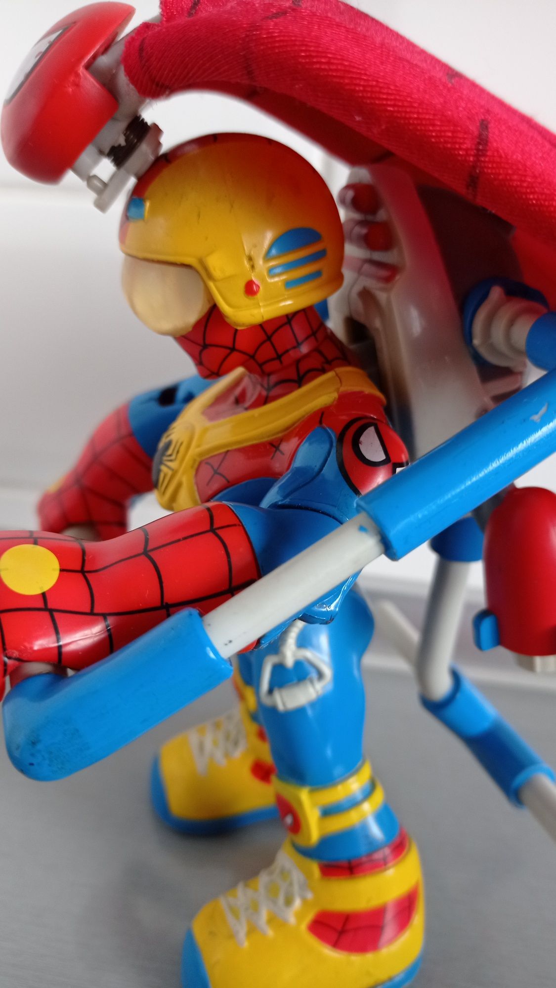 Продам игрушку Человек Паук с дельтопланером Marvel