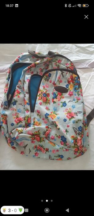 Mochila com estampagem de flores óptimo estado com muita arrumação
