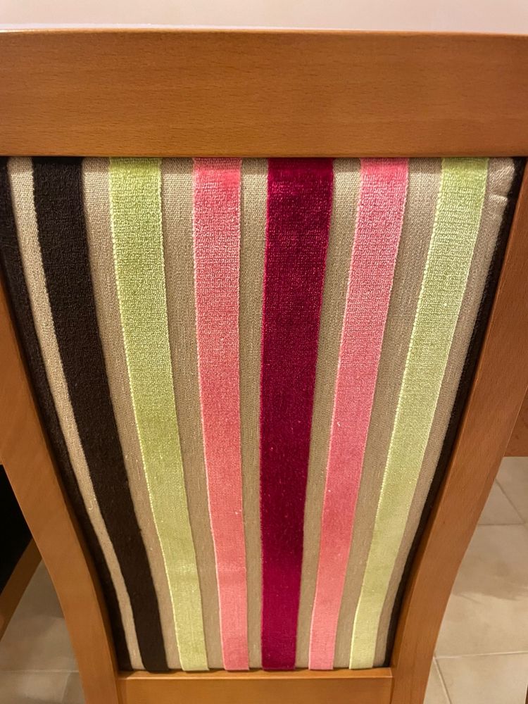 Mesa de jantar extensível em cerejeira e 4 cadeiras forradas a tecido