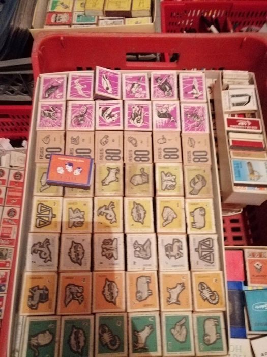 Centenas de calendários, chávenas, garrafas, isqueiros,