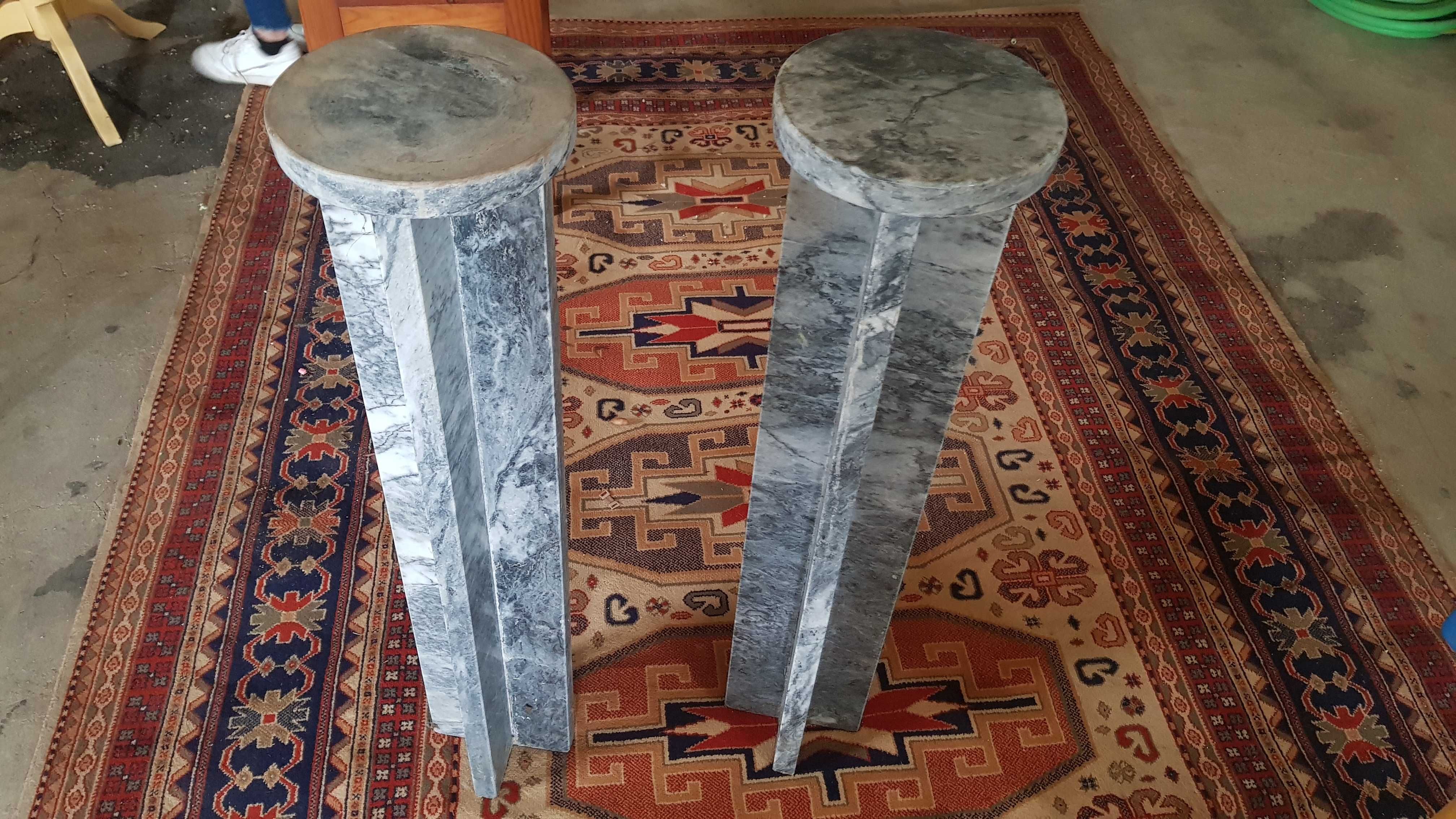 2 colunas em mármore
