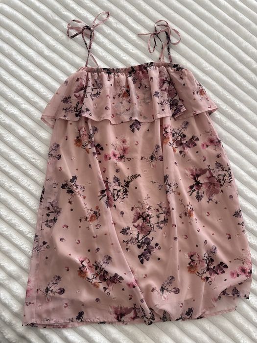 Рожева сукня з квітковим принтом