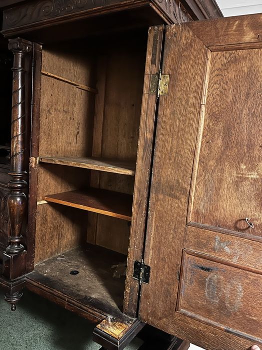 Kredens z 19 wieku (neorenesansowy)