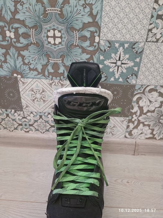 Коньки хоккейные CCM RIbcorn 3, 44 размер, состояние нормальное