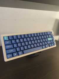 Teclado 68% full moded
Switchs stabs e keycaps 
Full moded case
3 modo