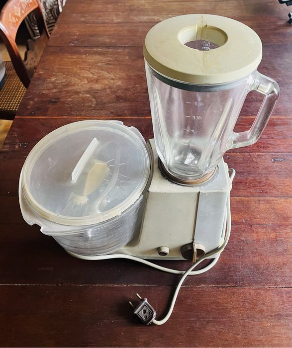 Peça de coleçao. Liquidificadora e ta taça para bater bolos vintage