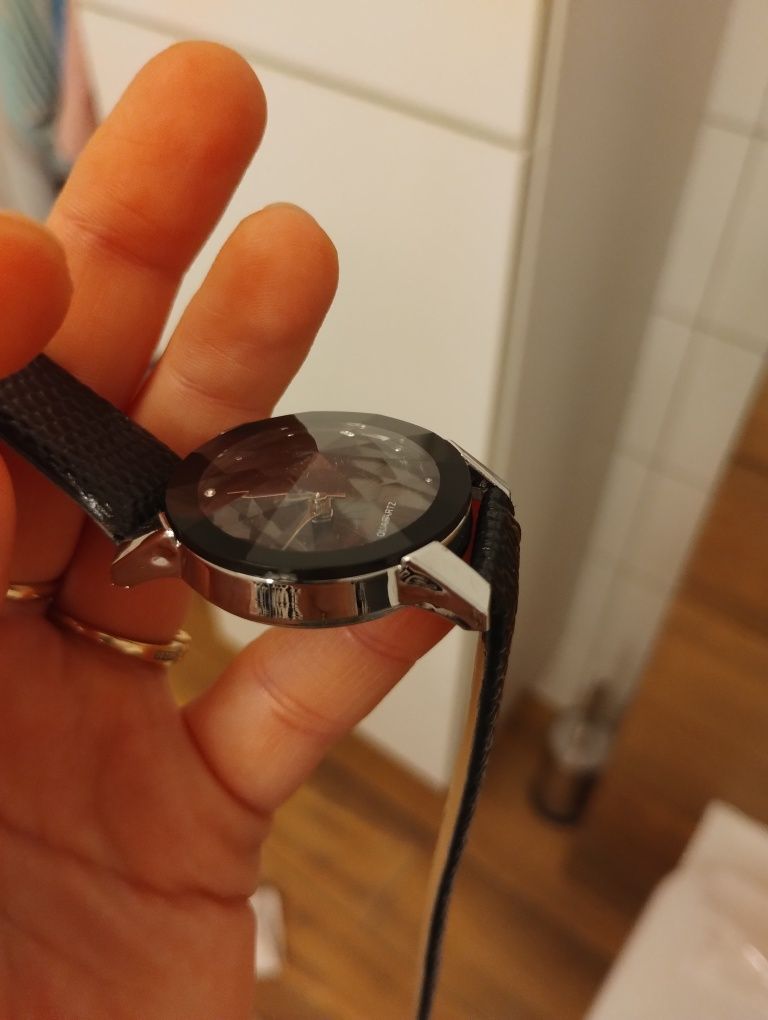 Zegarek czarny nowoczesny wygląd nowy