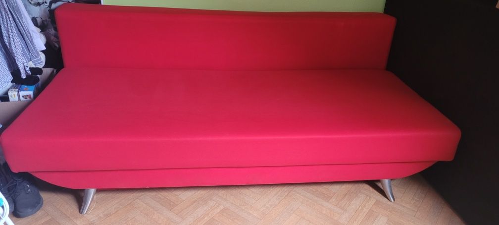 Czerwona kanapa, sofa rozkładana z pojemnikiem