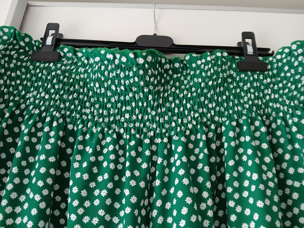 Calças largas e fluídas com padrão verde e branco