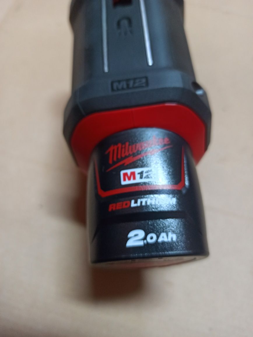 Latarka Milwaukee M12 PAL + Bateria 2.0ah M12