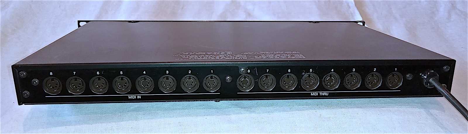 Yamaha MJC8 MIDI router patchbay