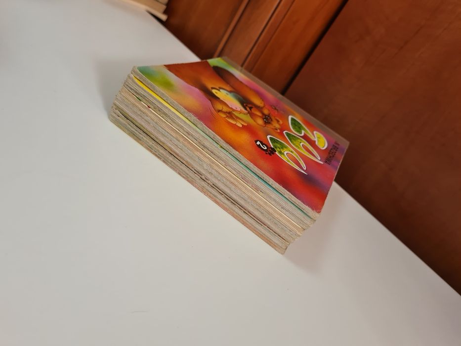 Zestaw twardych książeczek sprzed wielu lat