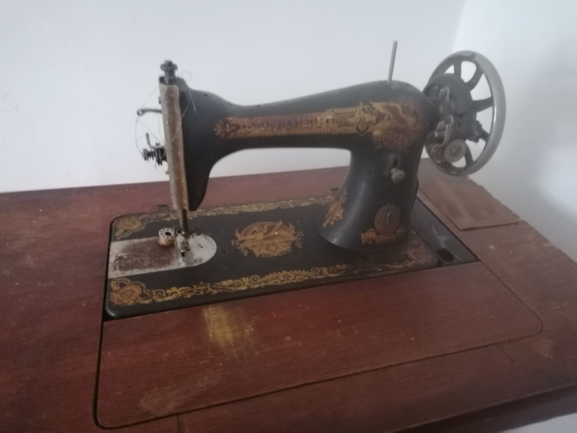 Máquina de costura Singer, a funcionar