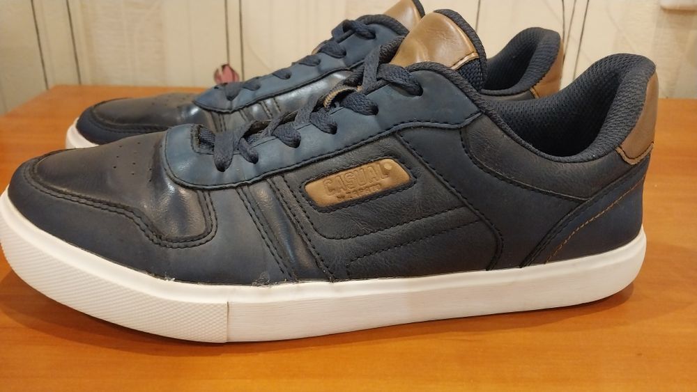 Продам мужские осенние кроссовки  -  сникерсы  Casual by Zapato.