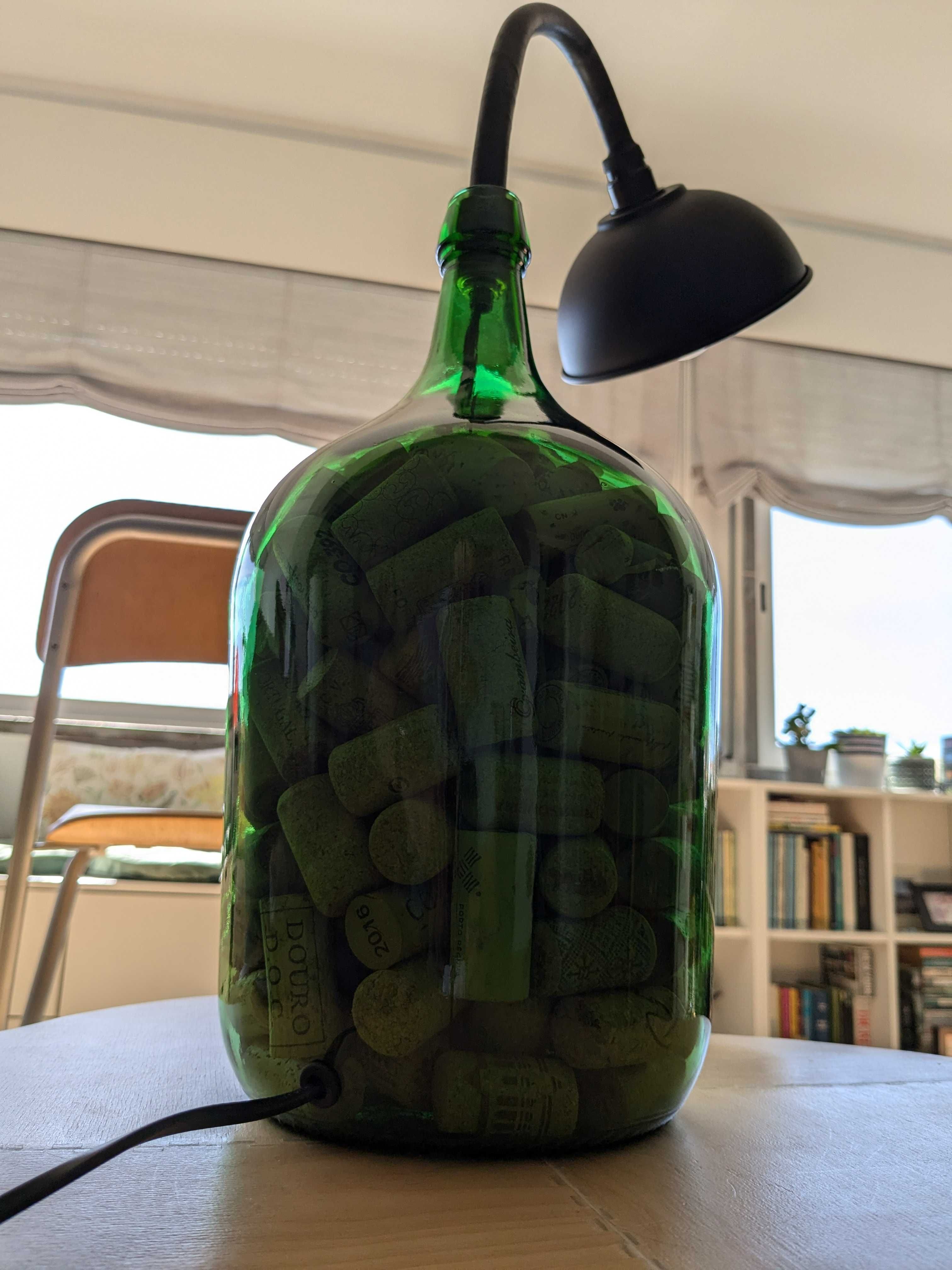 Candeeiro Articulado em Garrafão Verde – Design Sustentável com Estilo