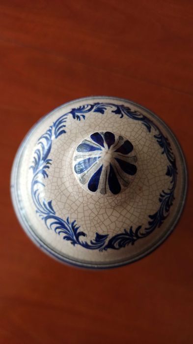 Pote decorativo cerâmica de Alcobaça, pintado à mão.