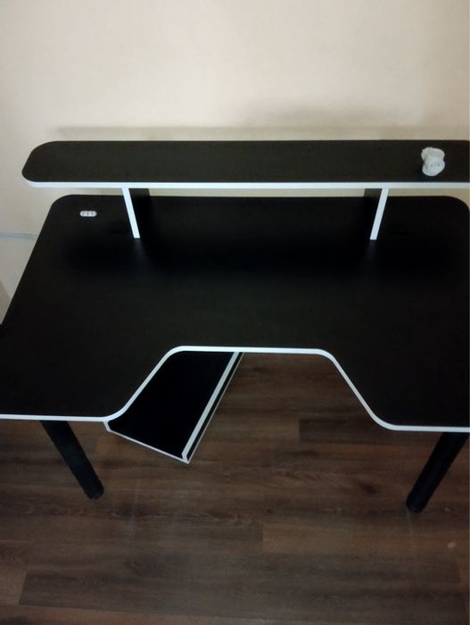 Компьютерный стол. черный белый