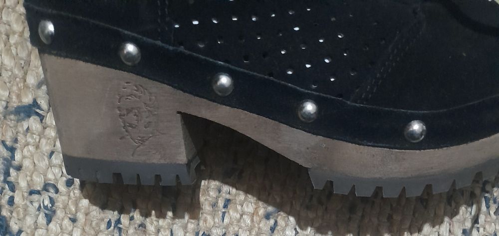 Botas pretas novas em pele 38