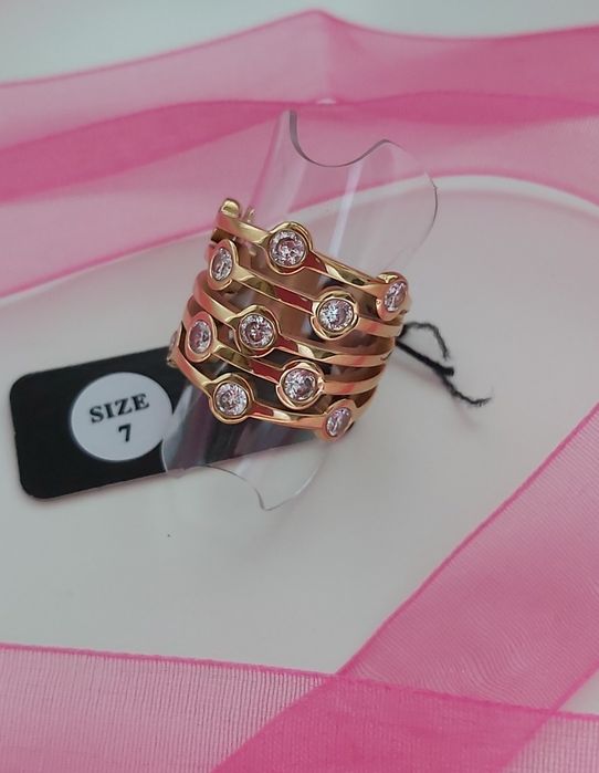 Anel dourado, em aço, com zirconias. T17