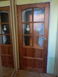 Prawe, brązowe, drewniane drzwi z szybkami