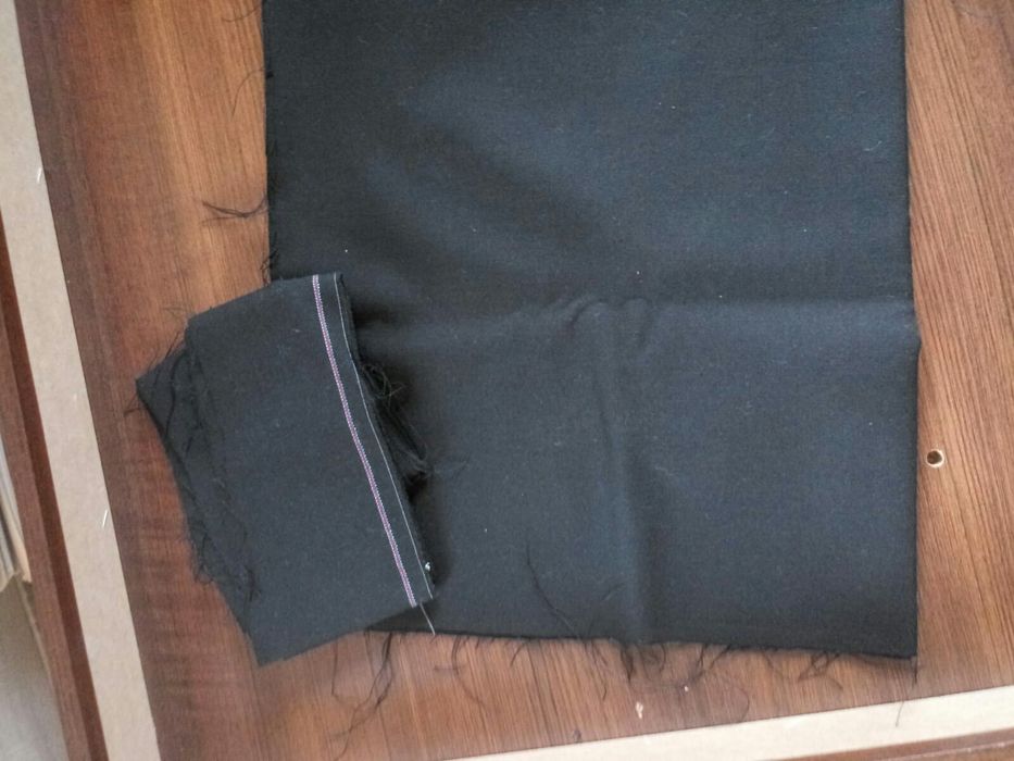 Kupon materiału czarny na spódnicę