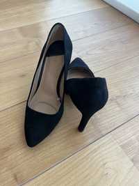 Sapatos pretos de salto clássicos stradivarius