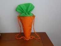 Mochila / saco, em forma cenoura, para crianças