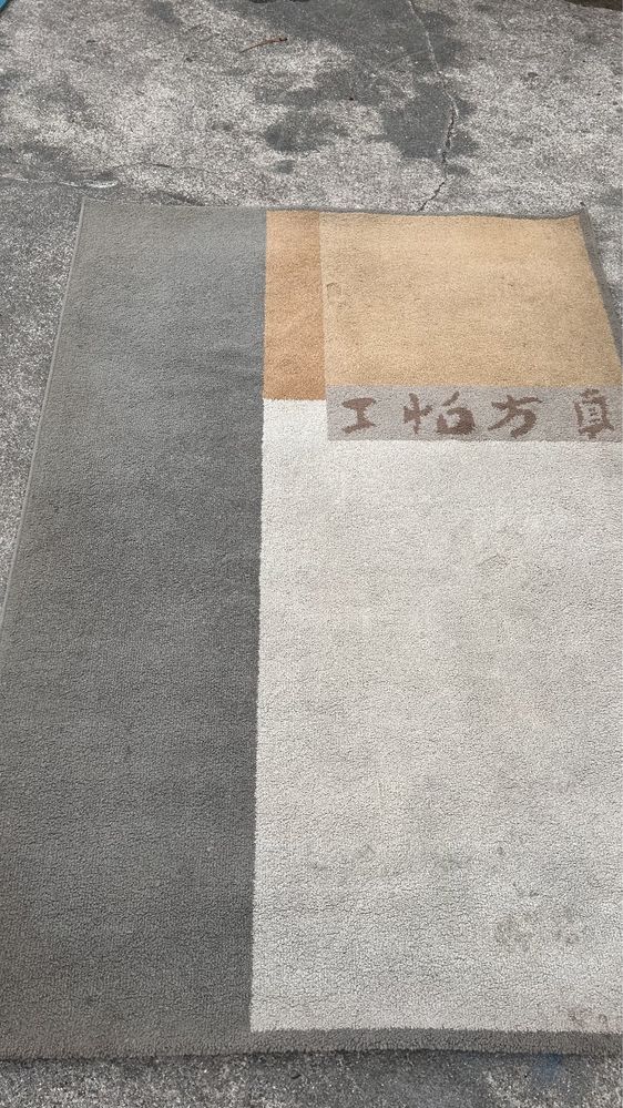 Vendo carpete em tons de cinza
