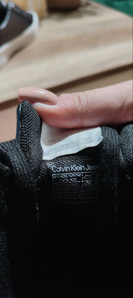 Sneakersy CK z brokatowymi elementami  39
