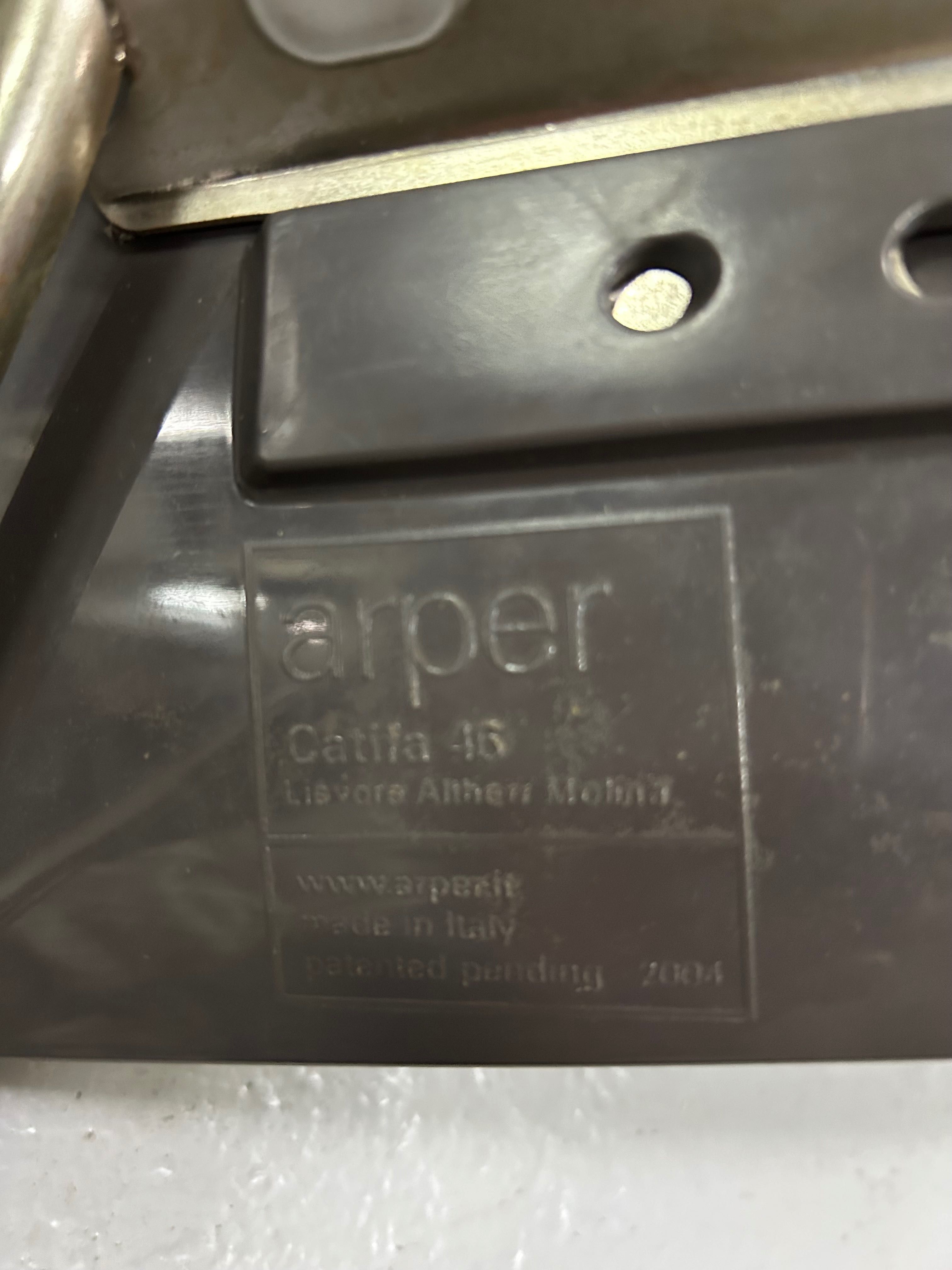 5 Cadeiras de design Arper em prolipropilene, branco e castanho