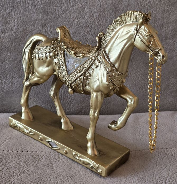 Piękna bogatozdobiona cyrkoniami ceramiczna włoska figurka konia.