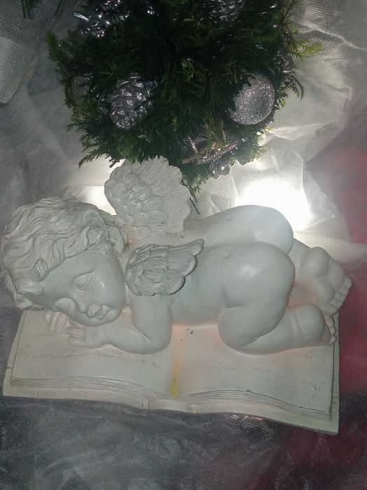 Biała Figurka Śpiącego Anioła na książce