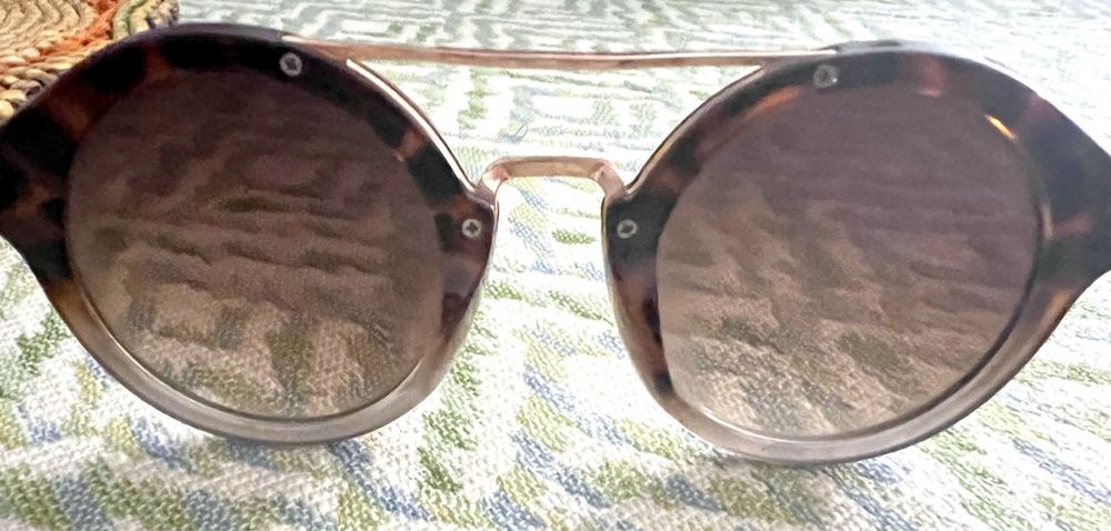 Óculos de sol redondos com detalhe dourado Parfois nunca usados