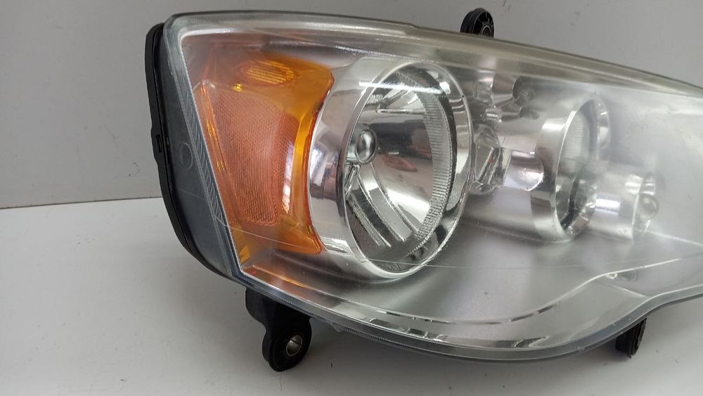 Фара правая Chrysler Voyager 2008-2012 05113340AD