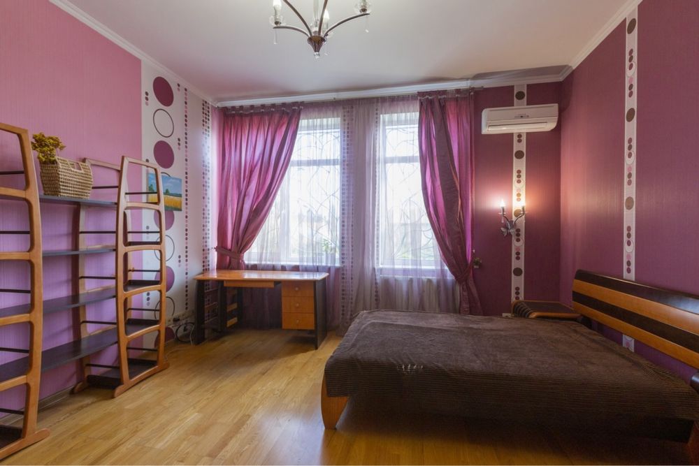 Продаж будинку 560 м2. Басейн, сауна, зона барбекю.