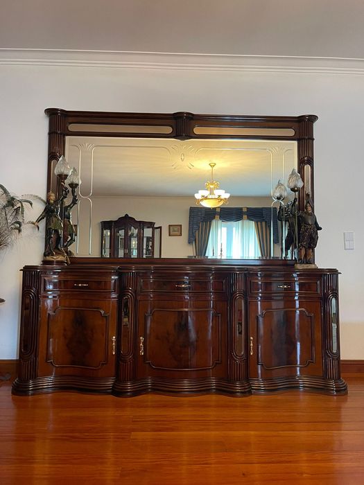 Aparador clássico com espelho