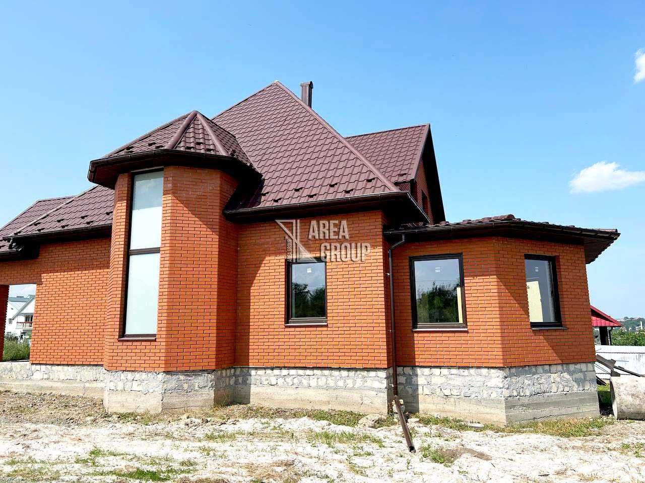 Продається чудовий будинок поряд з містом.