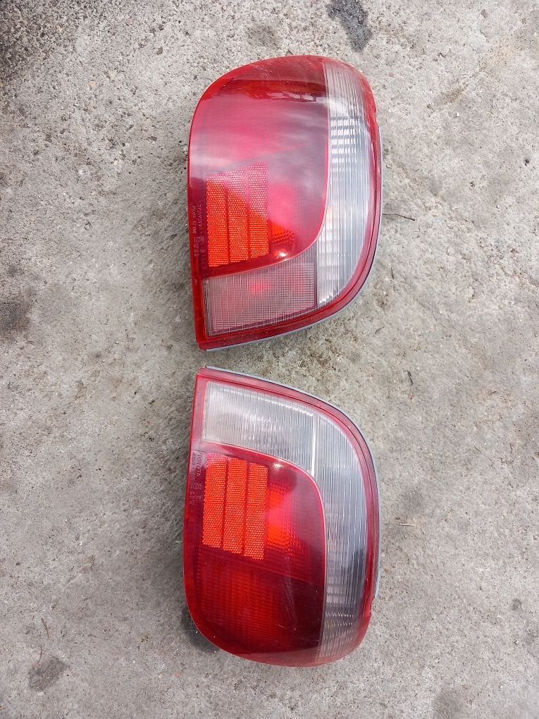 Lampy tył toyota Yaris 1