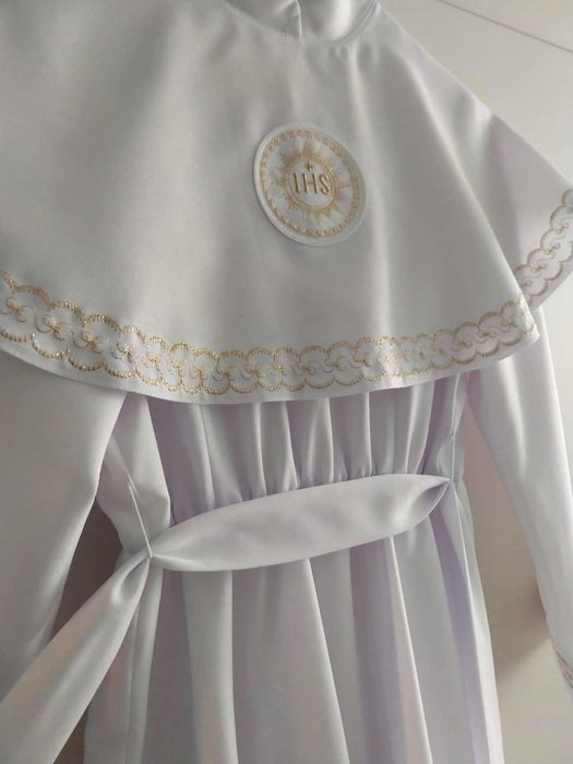 alba komunijna dla wysokiej dziewczynki