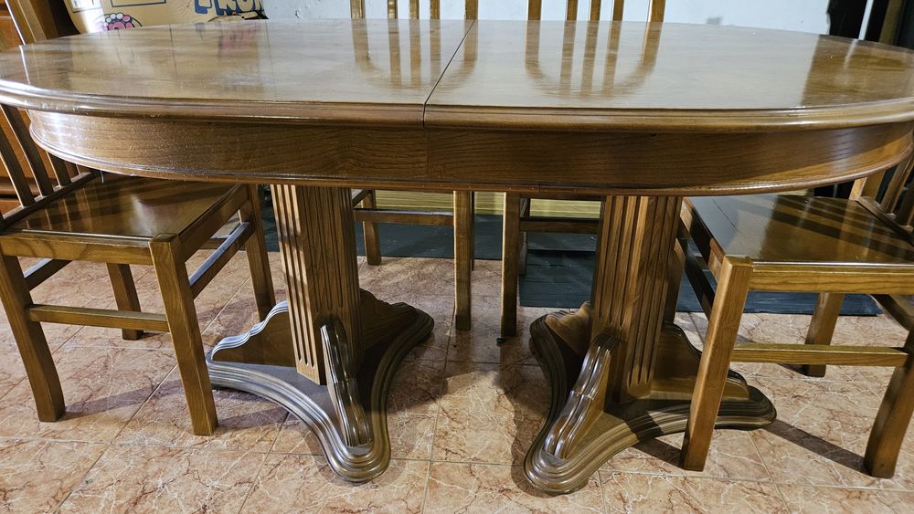 Mesa de jantar sem cadeiras