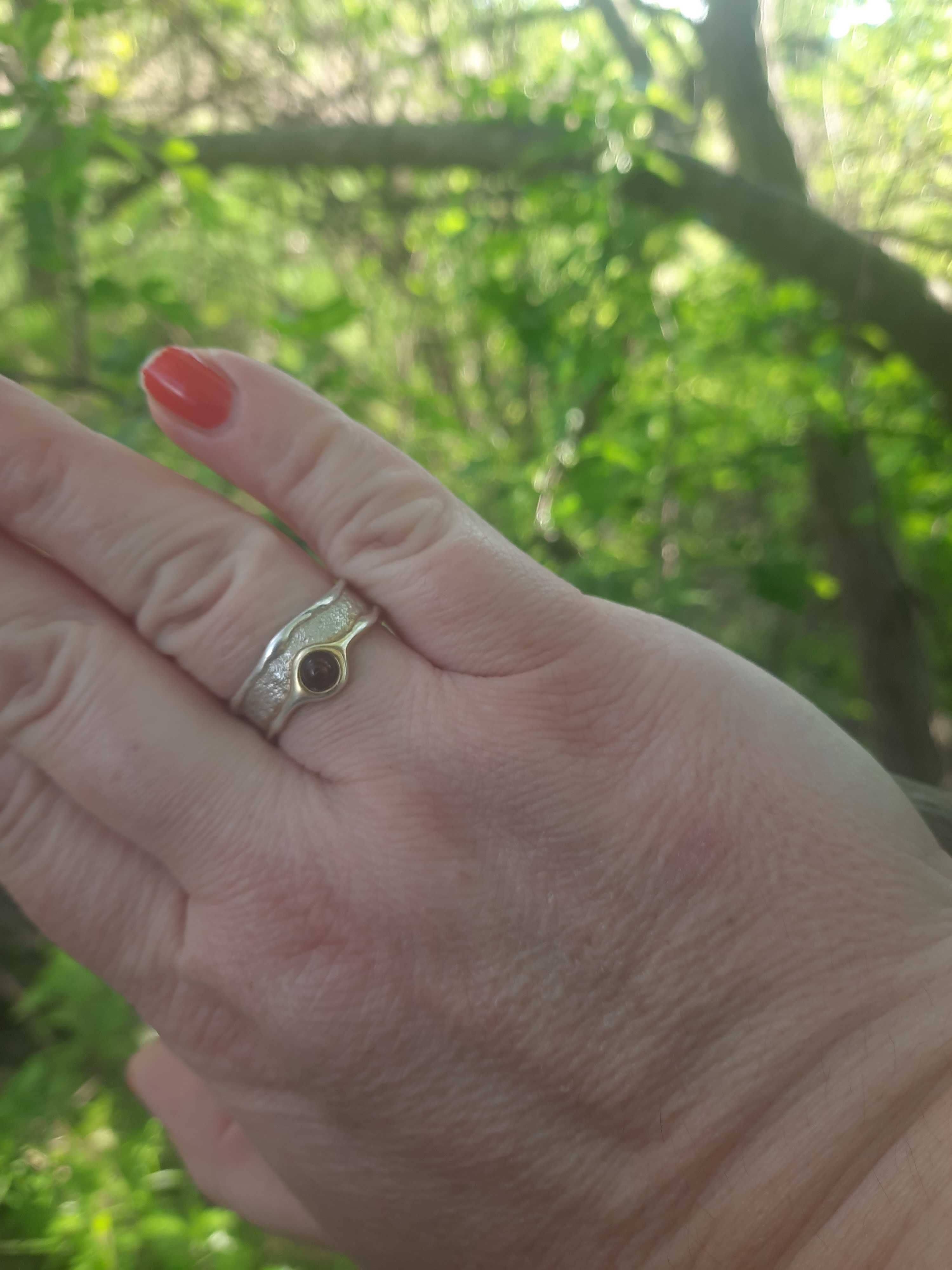 Obrączka pierścionek srebrny z bursztynem