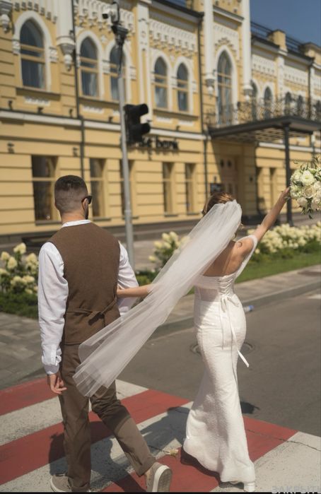 Біла весільна сукня