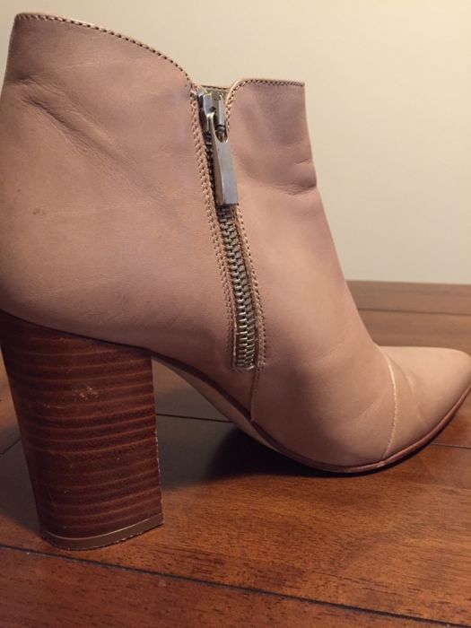 Botins em pele beije, marca Zara