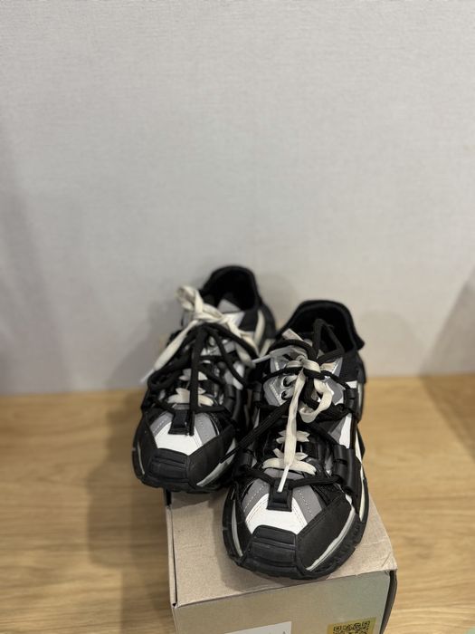 Жіночі кросівки