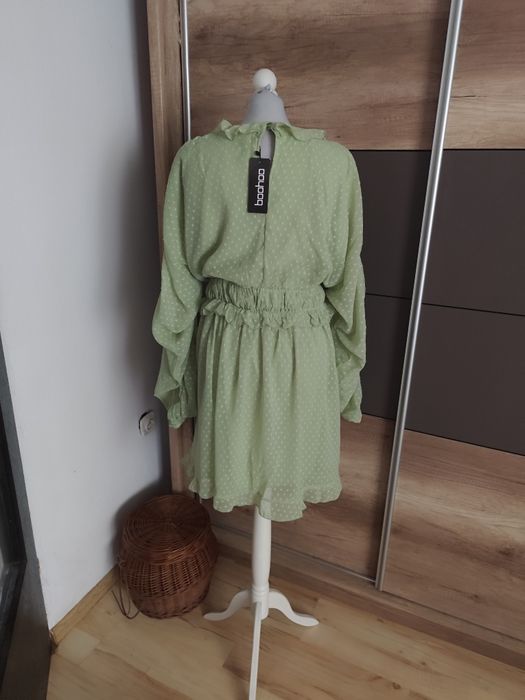 Zielona zwiewna sukienka z bufiastymi rękawami r.46