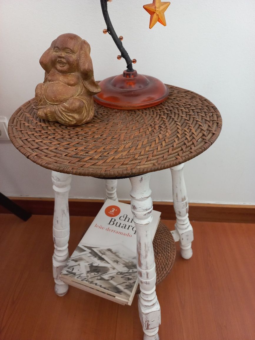Pequena mesa de apoio restaurada